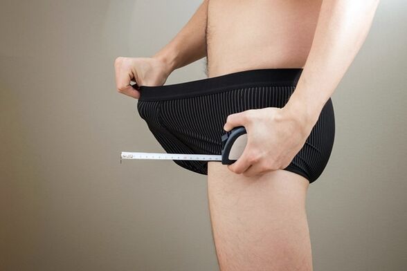 男人在增大前测量阴茎